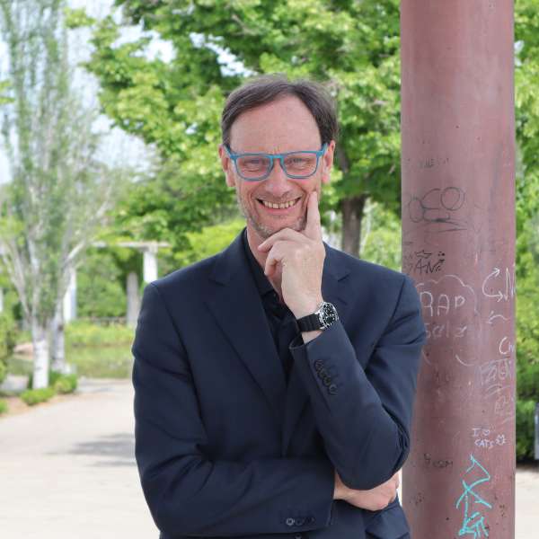 Simon Brampton sonriendo